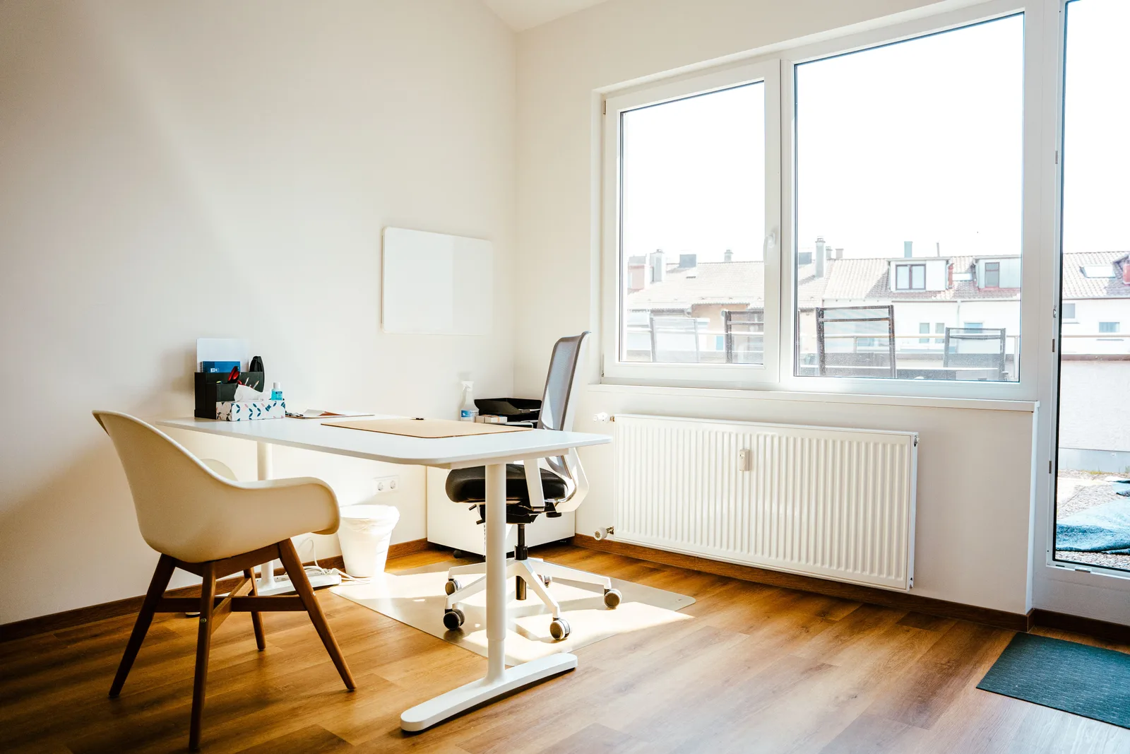 Heller Arbeitsplatz mit höhenverstellbarem Schreibtisch am Fenster