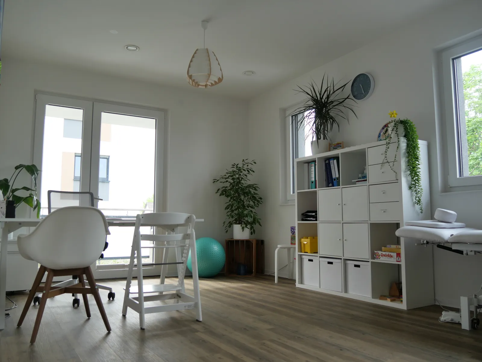 Heller Therapieraum der melius-Praxis mit Behandlungsliege und Materialregal